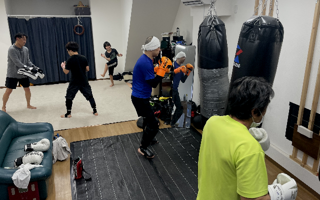 尼崎のキックボクシング塾 La Amarta サンドバッグ打ち練習